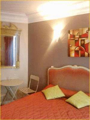 Hotel Le Petit Trianon Paris Rum bild